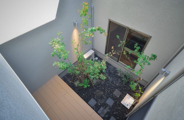 中庭 - エースホーム - 美術館のような外観で洗練されたデザインの中庭があるお家