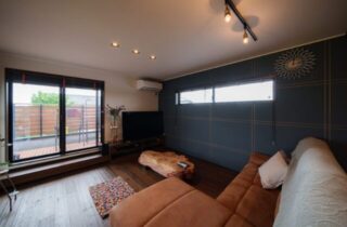 リビング - エースホーム - アンティーク家具が似合うレトロな雰囲気漂う2階建て