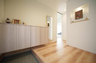 玄関 - エースホーム - 平屋と2階建ての良さが詰まったナチュラルデザインの平屋