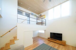 リビング - エースホーム - スキップフロアのある収納豊富な1階完結型高性能住宅