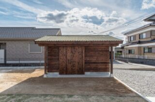 小屋 - 大園建設 - 景観に溶け込むナチュラルモダンな直線美の平屋
