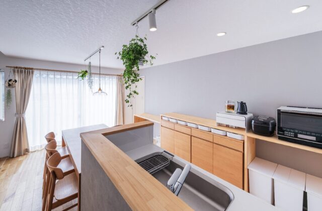 キッチン - 大園建設 - 無機質素材×自然素材が調和する北欧モダンな平屋