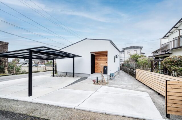 外観・外構 - 大園建設 - 木と漆喰に包まれるカフェ風デザインの平屋