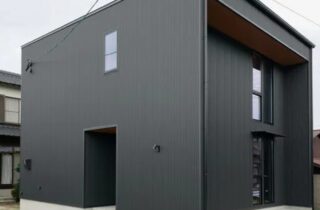 ダークトーンに包まれた重厚感のあるインダストリアル・モダンな2階建て - 大園建設 - 外観