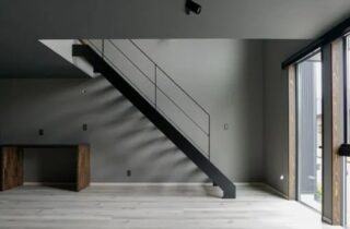 ダークトーンに包まれた重厚感のあるインダストリアル・モダンな2階建て - 大園建設 - リビング・階段