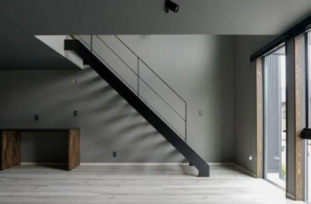 ダークトーンに包まれた重厚感のあるインダストリアル・モダンな2階建て - 大園建設 - リビング・階段