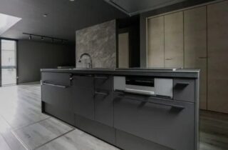 ダークトーンに包まれた重厚感のあるインダストリアル・モダンな2階建て - 大園建設 - キッチン