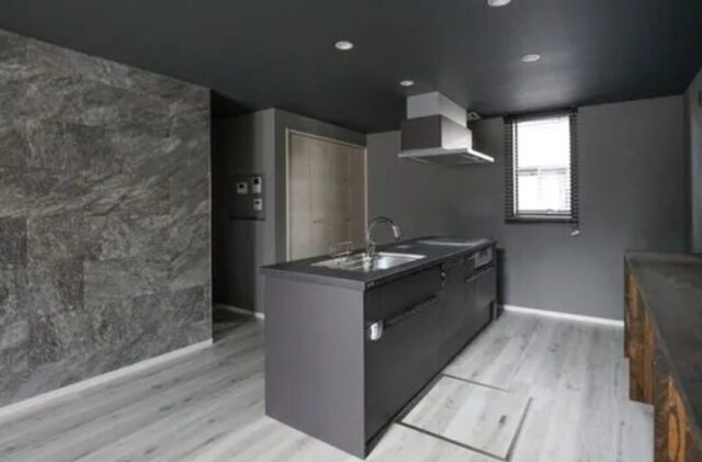 ダークトーンに包まれた重厚感のあるインダストリアル・モダンな2階建て - 大園建設 - キッチン・収納