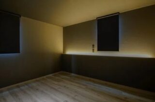 ダークトーンに包まれた重厚感のあるインダストリアル・モダンな2階建て - 大園建設 - 洋室