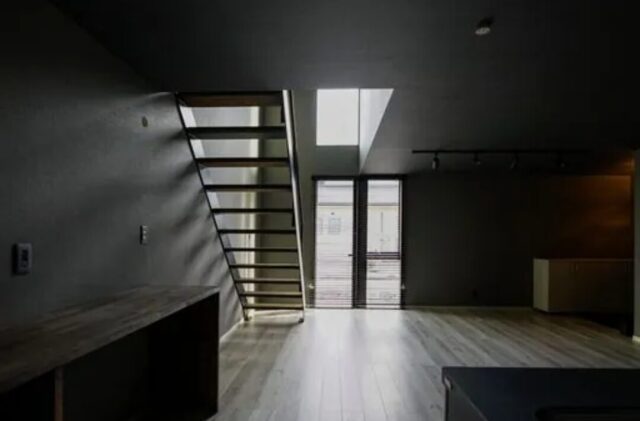 ダークトーンに包まれた重厚感のあるインダストリアル・モダンな2階建て - 大園建設 - LDK