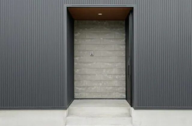 ダークトーンに包まれた重厚感のあるインダストリアル・モダンな2階建て - 大園建設 - 玄関