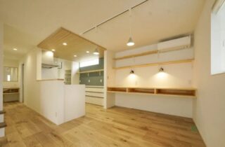 家事ラク動線を重視した木のぬくもりに包まれるナチュラルテイストの住まい - 大園建設 - キッチン・ダイニング