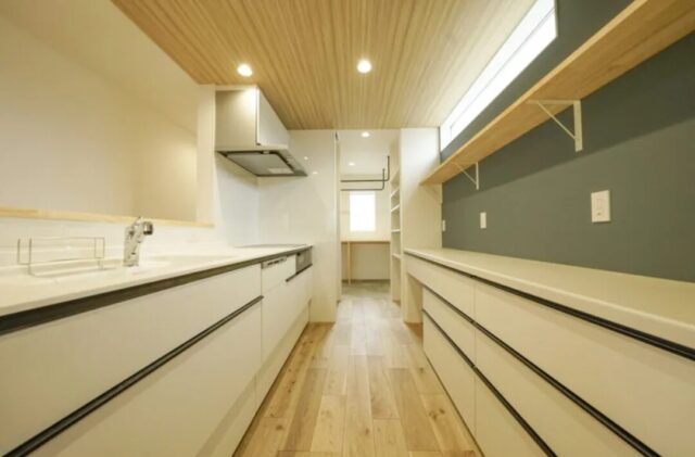 家事ラク動線を重視した木のぬくもりに包まれるナチュラルテイストの住まい - 大園建設 - キッチン