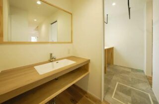 家事ラク動線を重視した木のぬくもりに包まれるナチュラルテイストの住まい - 大園建設 - 洗面