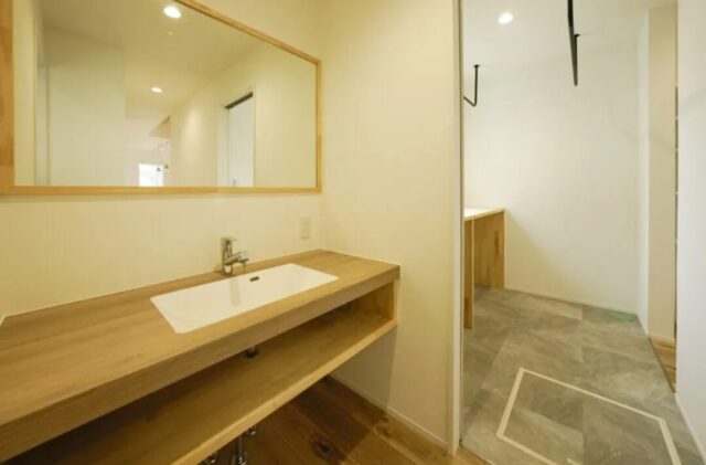 家事ラク動線を重視した木のぬくもりに包まれるナチュラルテイストの住まい - 大園建設 - 洗面
