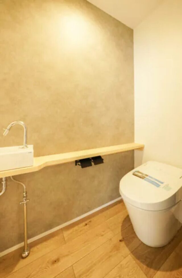 家事ラク動線を重視した木のぬくもりに包まれるナチュラルテイストの住まい - 大園建設 - トイレ